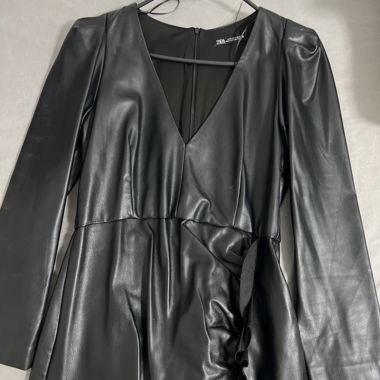 Abito corto effetto pelle Zara nero
