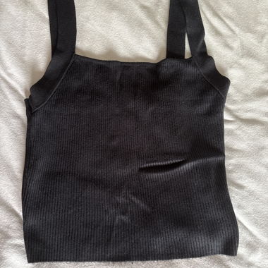 Top nero con spalline