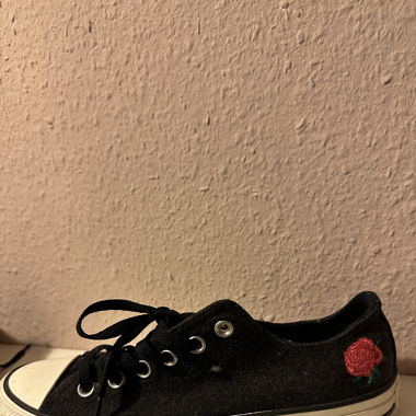Converse style jeans noir avec une fleur 