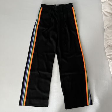 Pantaloni in tessuto neri con righe colorate