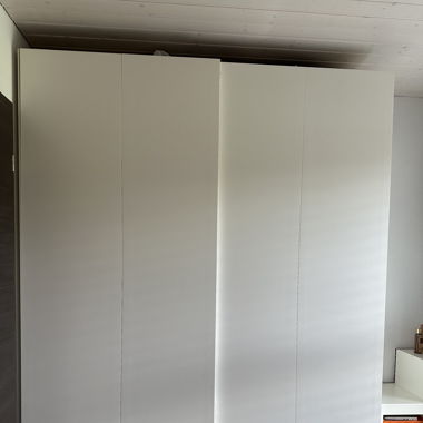 Grande armoire – super pratique et en bon état !