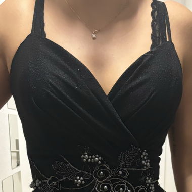Schwarzes Kleid