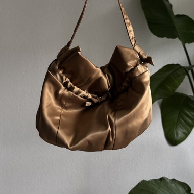 Sac à main en satin doré avec chaîne