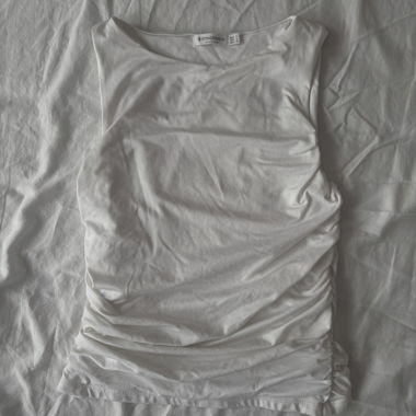 top bianco con arricciature