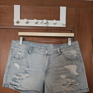 Jeans Shorts mit Rissen