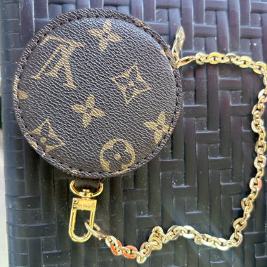 Round Wallet with Chain