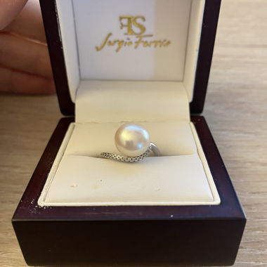 Anello in oro bianco, diamanti e perla d’acqua dolce