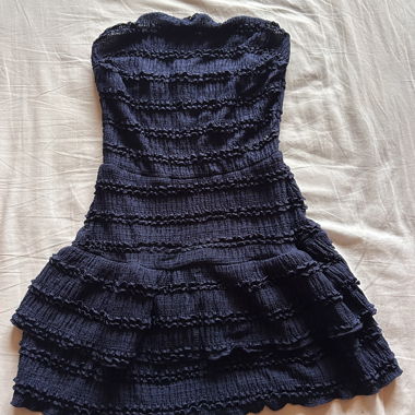 Dunkelblaues Rueschenkleid
