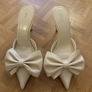 Mules con tacco ZARA beige con fiocco