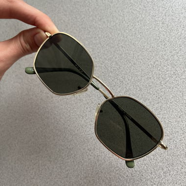 Lunettes de soleil dorées avec branches vertes