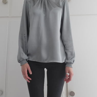 Chemisier en satin gris