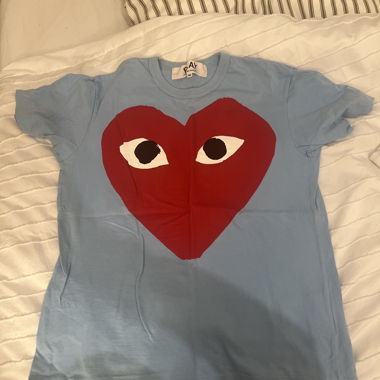 T-shirt blu cuore rosso