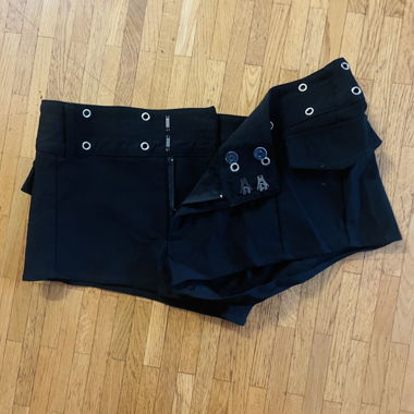Low rise Mini Shorts mit Nieten