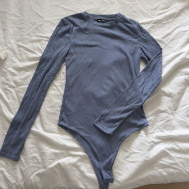 Blaues Langarm-Bodysuit