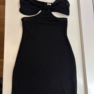 Robe noire dos nu