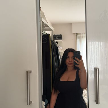 Schwarzes ärmelloses Kleid