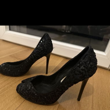 Schwarze Paillettensandaletten mit Stiletto-Absätzen