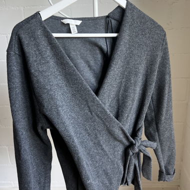 Pull cache-coeur gris