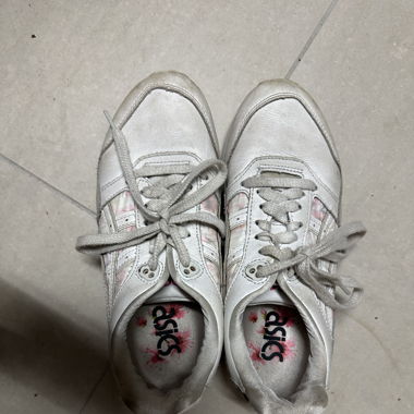 Weiße Asics Schuhe mit Kirschblüten Muster 