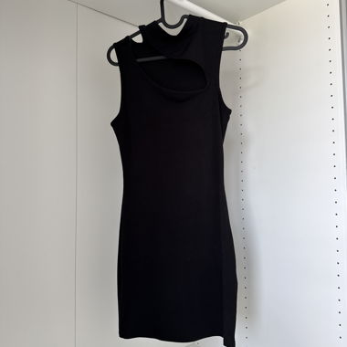 Black sleeveless dress