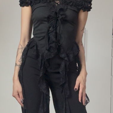 Top nero con spalle scoperte