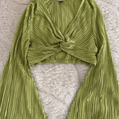 Crop top plissettato verde con maniche a campana
