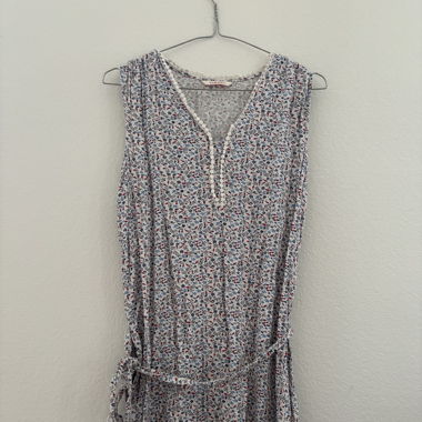 Leichtes geblümtes Kleid