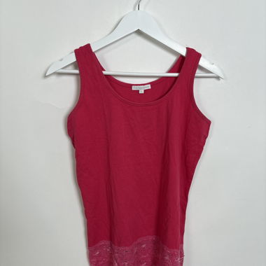 Top canotta rosa con bordo in pizzo