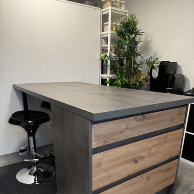 Table with 3 bar chairs