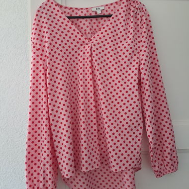 Rosa Bluse mit roten Punkten