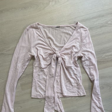 pinkes Langarmshirt zum binden