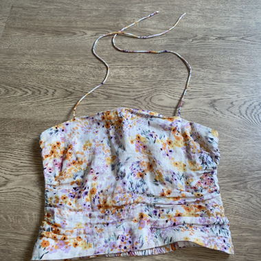 Top floreale annodato al collo
