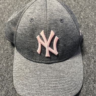 Cappellino NY grigio con logo rosa