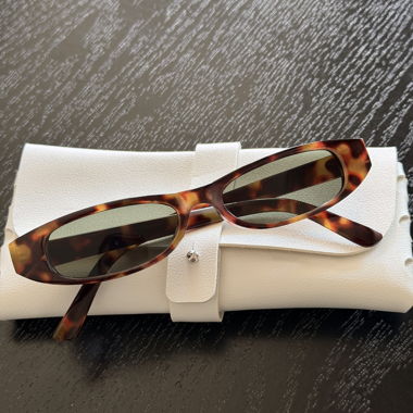 Occhiali da sole di tendenza. Stile vintage, tartarugato