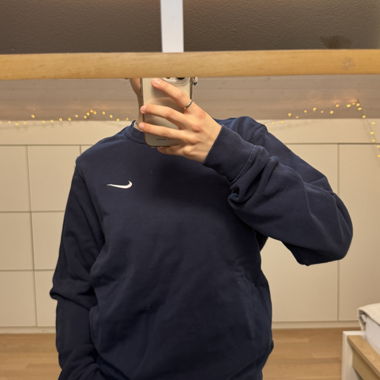 Dunkelblauer Nike Sweater