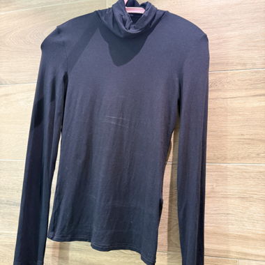 Haut noir à col roulé en viscose
