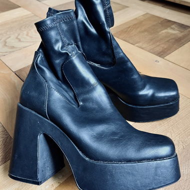 Black heeled boots 