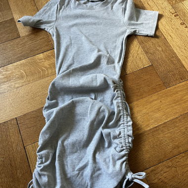 Graues Kurzarm-Kleid