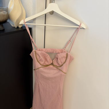 Robe rose à fines bretelles et perles