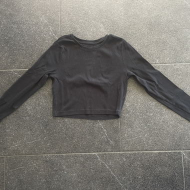 schwarzes Crop Top, langärmlig
