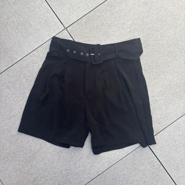 SCHWARZE HIGHWAIST SHORTS