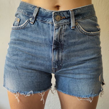 Kurze Jeanshosen