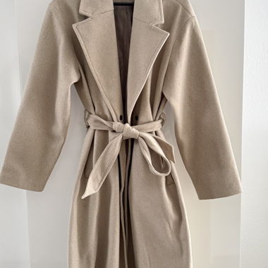 Cappotto beige con cintura da annodare
