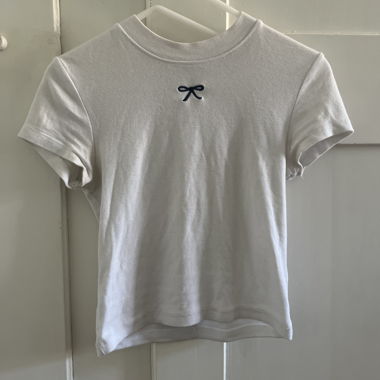 T-shirt bianco con fiocco