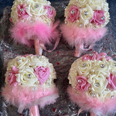 Dekoratives Blumenbouquet in Rosa und Weiss, Steine und Perlen