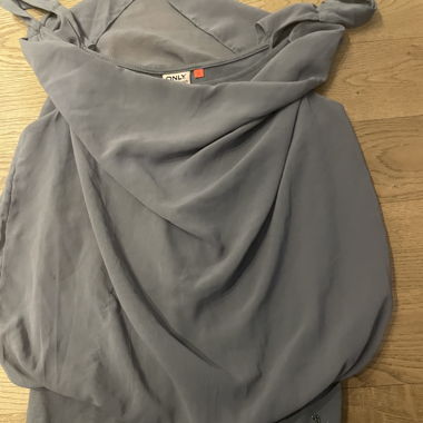Graues Kleid 