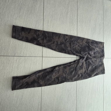 Schwarze Camouflage-Leggings