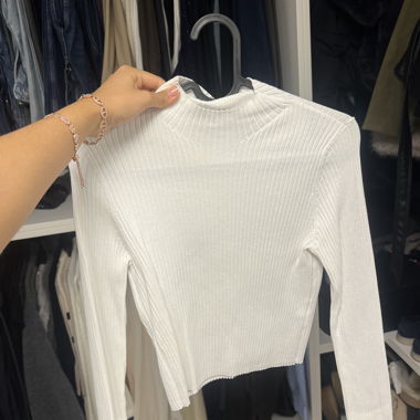 Top bianco con piccolo collo alto