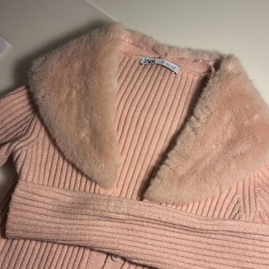 Cardigan rose layette en fausse fourrure