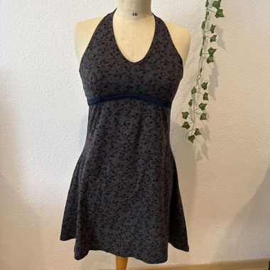Robe à encolure porte-jarretelles unique